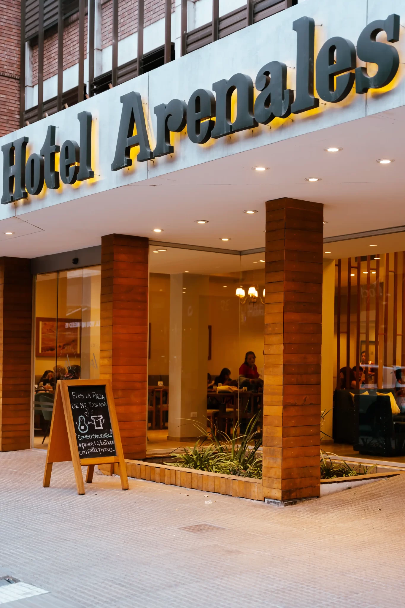 Fachada Hotel Arenales